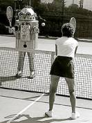mulher jogando tenis com um robo