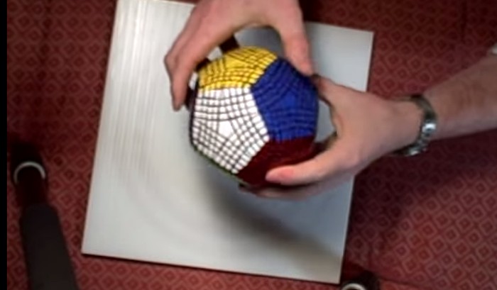 cubo mágico com várias peças e lados