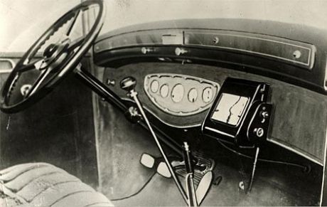 carro antigo com GPS