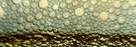 bolhas na superfície de um líquido