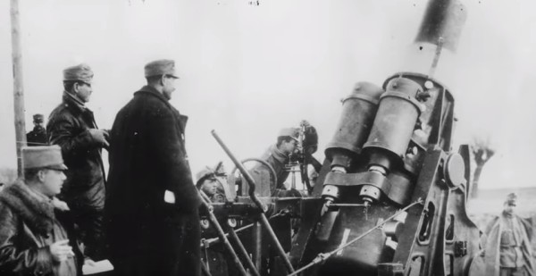 soldados ao lado da artilharia em 1914
