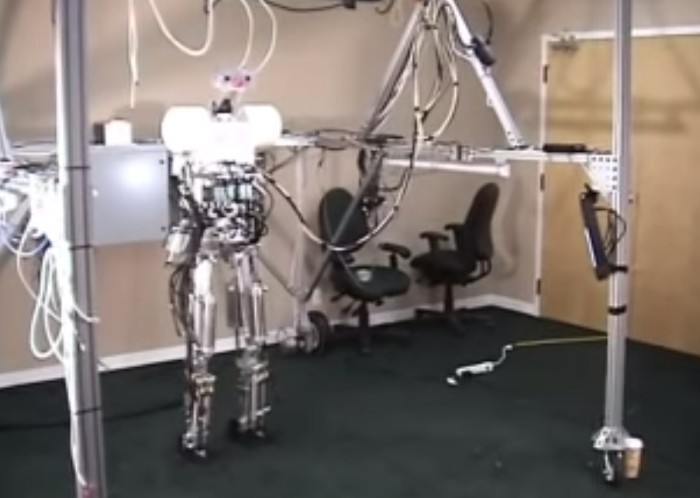 robo com forma humana em testes