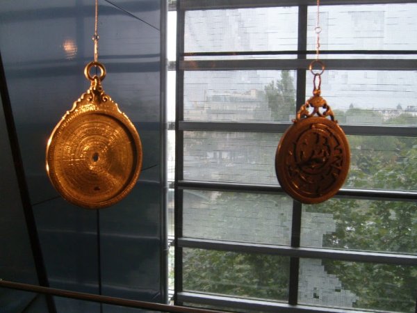 astrolábios expostos no museu