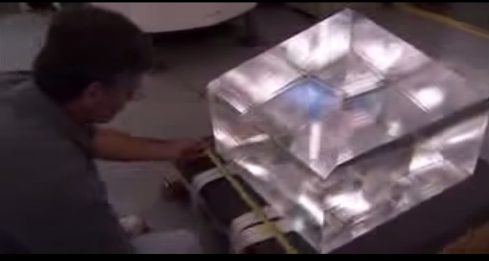 cristal gigante sendo verificado