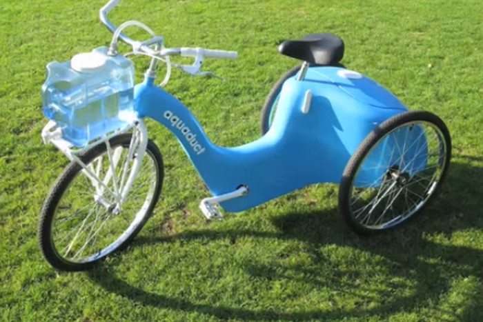 bicicleta azul de plastico e redesenhada