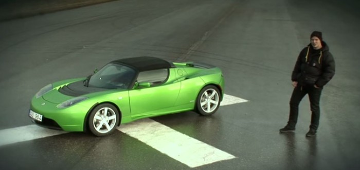 homem mostrando carro esportivo verde