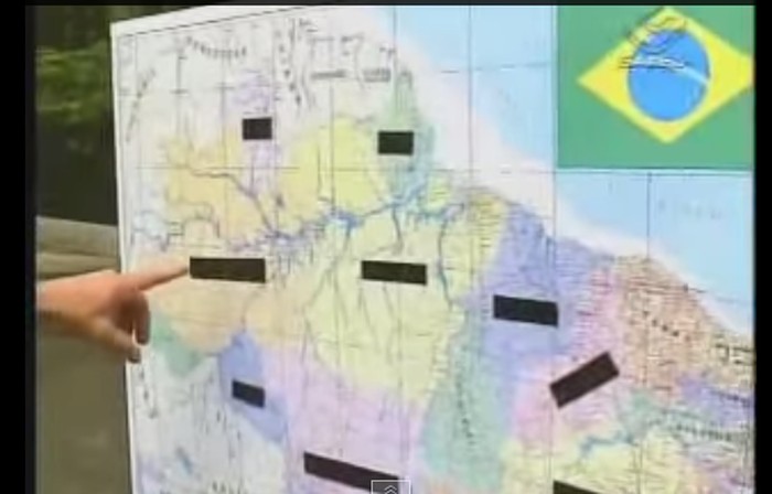 dedo apontando para um mapa