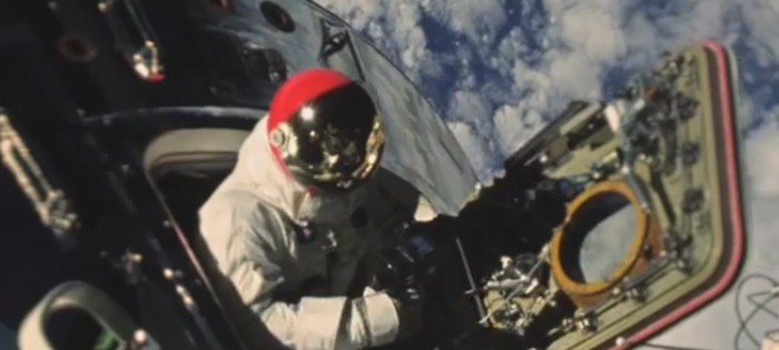 astronauta saindo de capsula espacial