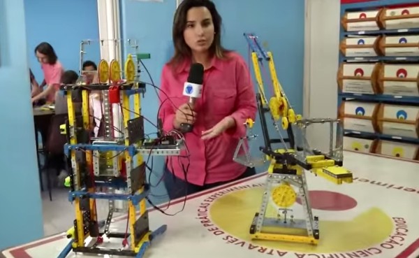 apresentadora e robos