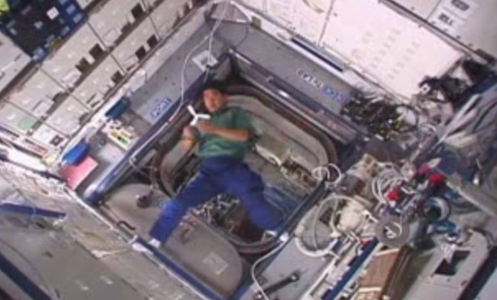 astronauta segurando bumerangue