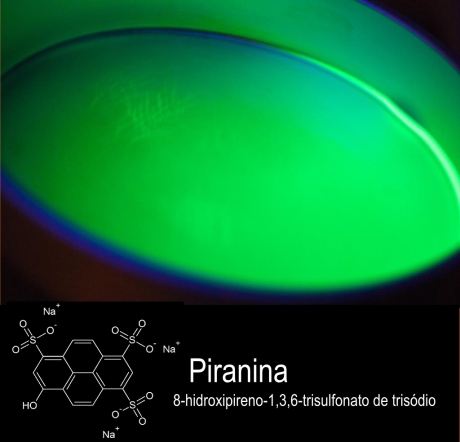 liquido de cor verde e intenso brilho