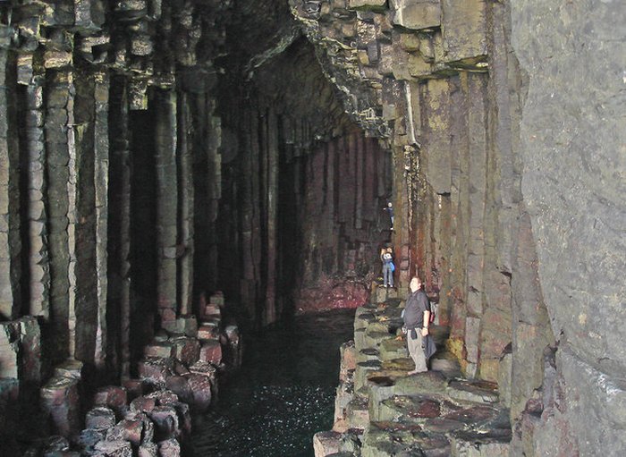 interior da gruta com algumas pessoas