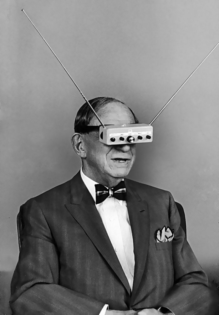 senhor utilizando uma espécie de oculos virtual antigo