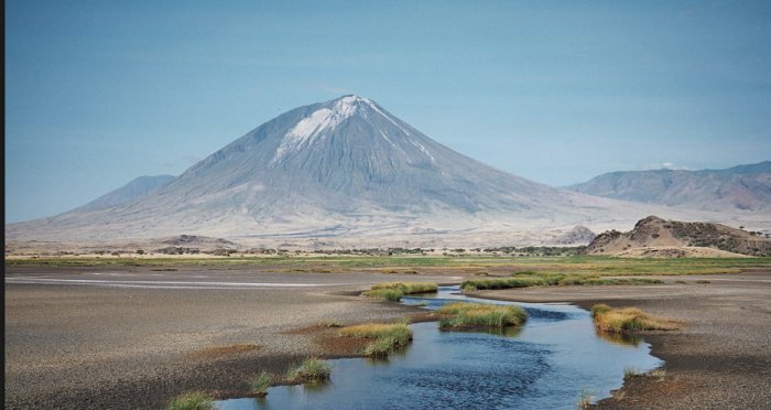 paisagem com vulcão ao fundo