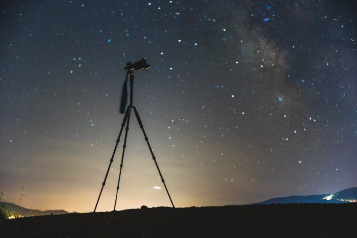 tripe e céu estrelado ao fundo