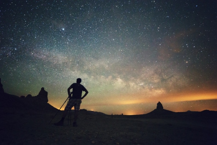 fotógrafo com estrelas ao fundo