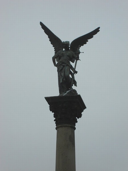 estátua em bronze